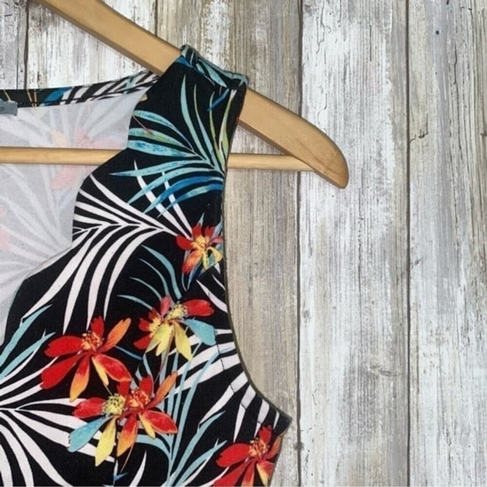 Charlotte Russe Tropical Scalloped Edge Crop Top - Picture 4 of 5